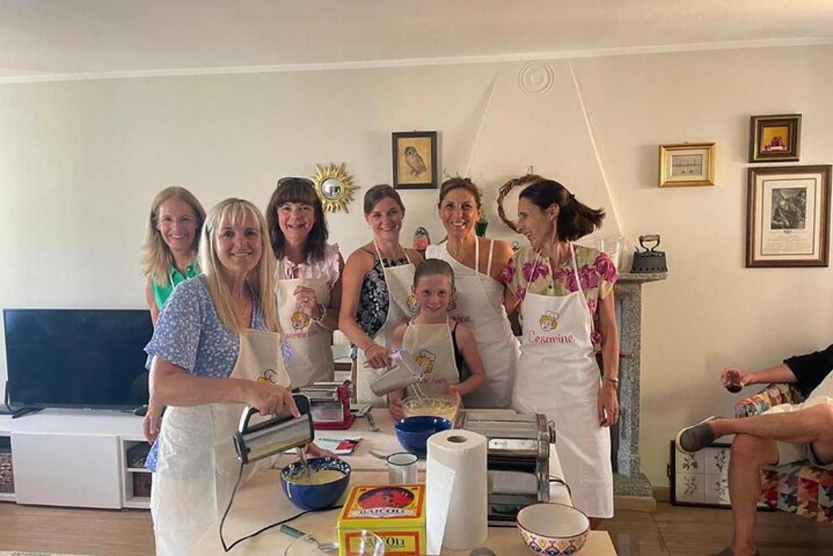 un gruppo di donne in grembiule in piedi attorno a un tavolo