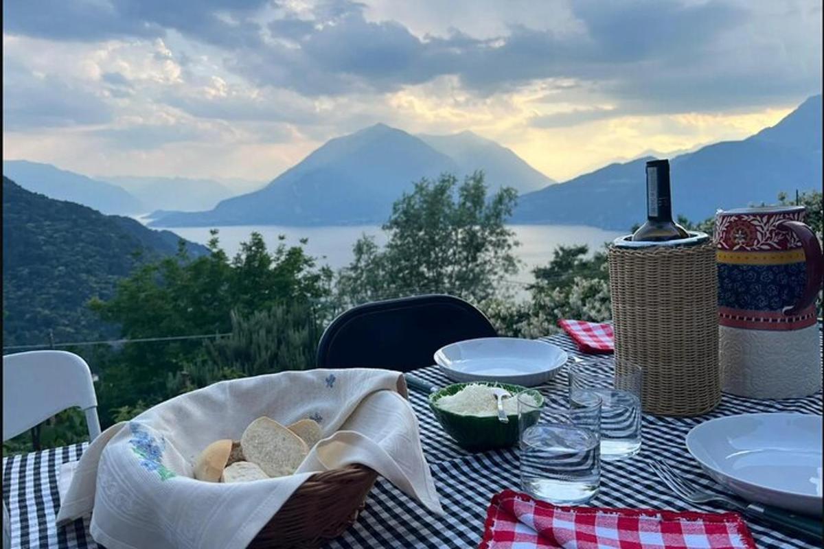 un tavolo con un piatto di cibo e una vista sulle montagne