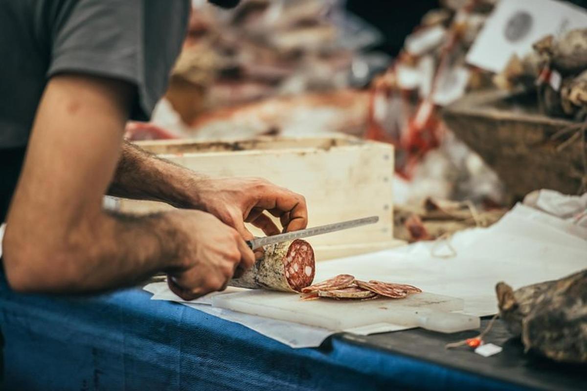 un bărbat care taie o bucată de carne cu un cuțit