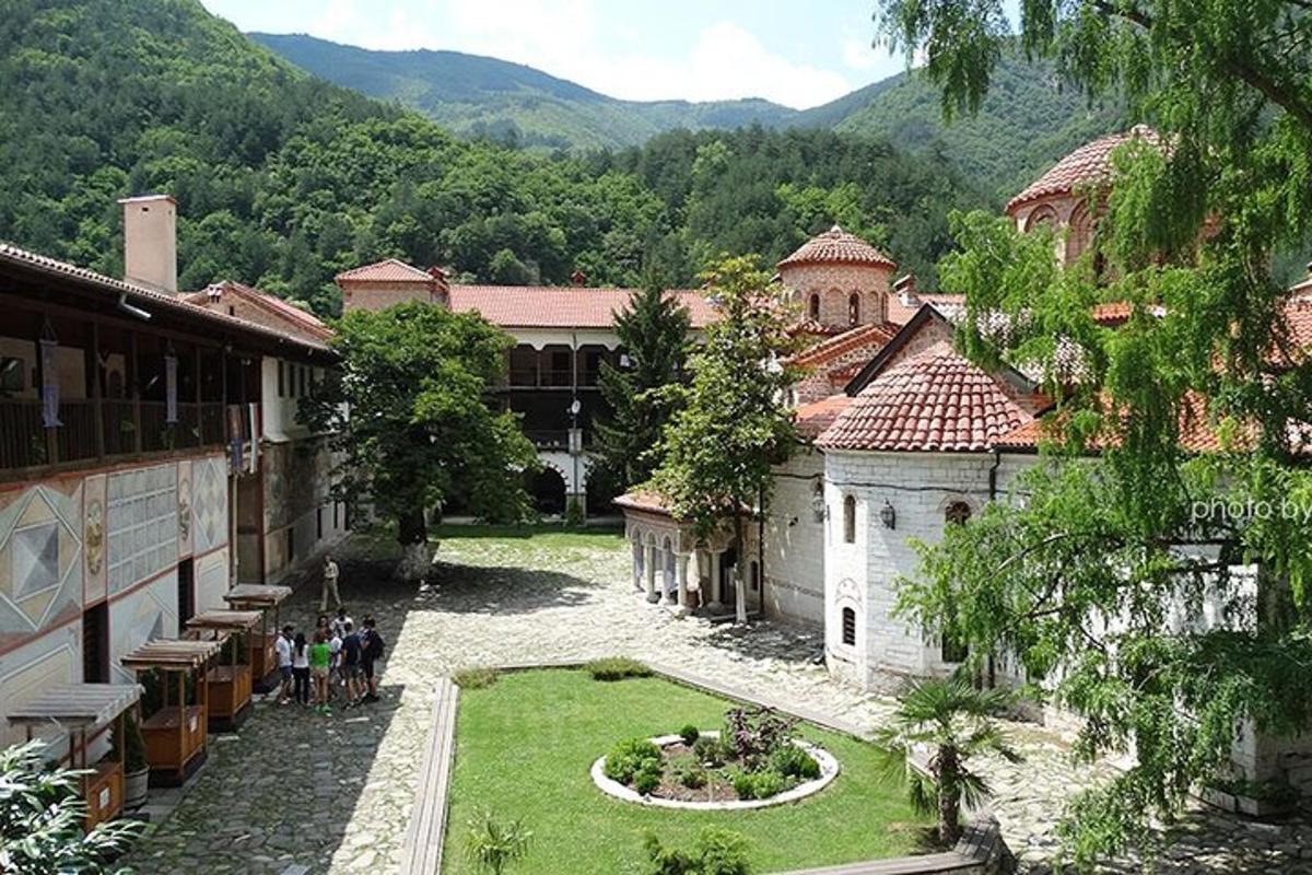 skupina ljudi, ki stojijo na dvorišču stavbe
