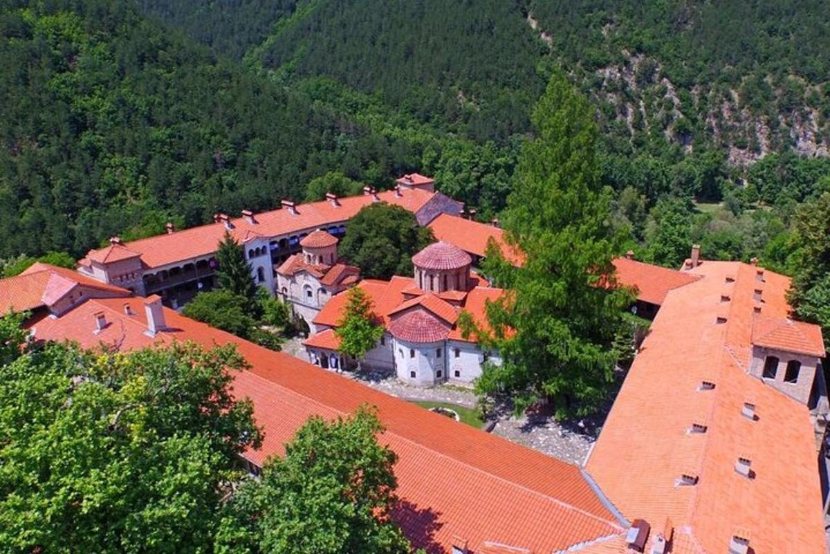 Zračni pogled na mesto z rdečimi strehami