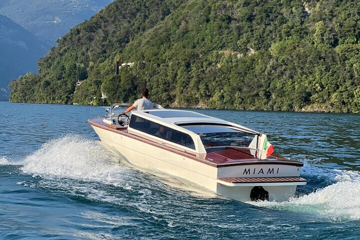 un hombre en un barco en el agua
