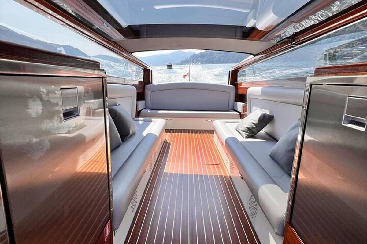 una vista del asiento trasero de un barco