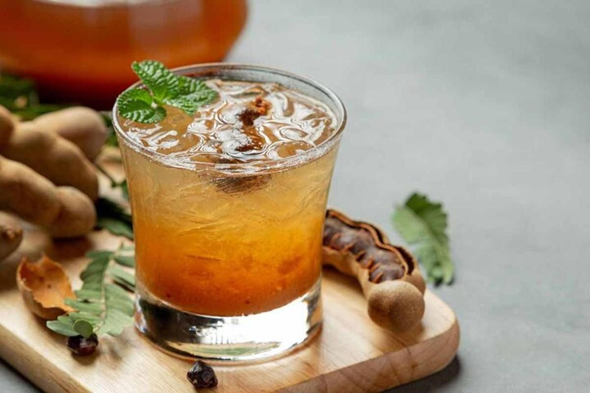 nápoj sedící na prkénku s ořechy