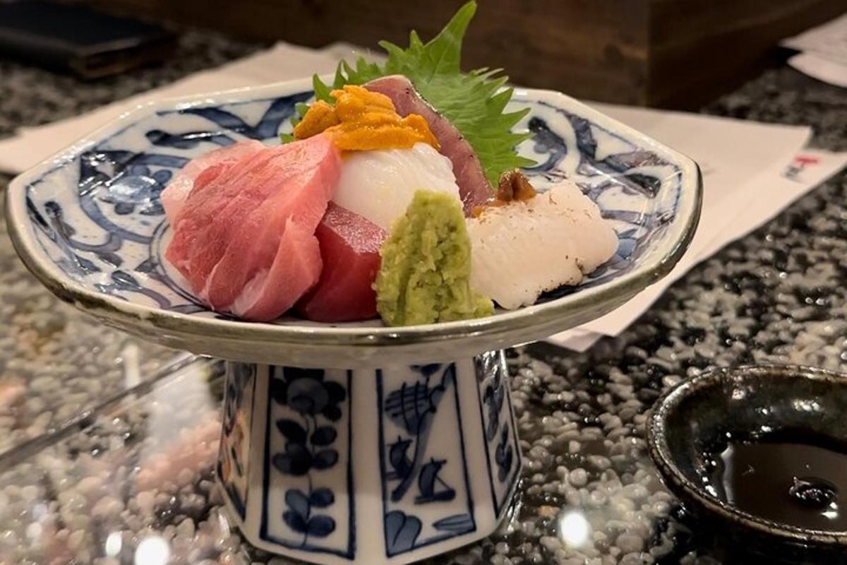 o farfurie albastră și albă de sushi pe o masă