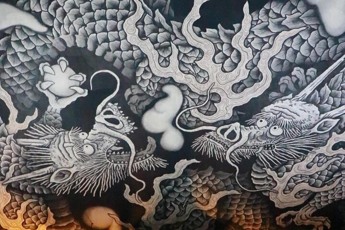 un prim-plan al unei picturi cu dragoni