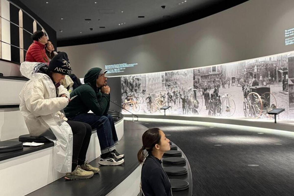 Un grupo de personas sentadas en un banco en un museo.
