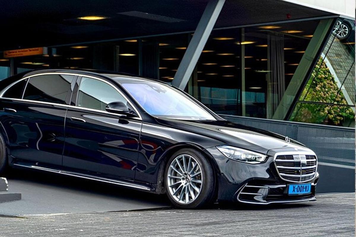 černé auto zaparkované před budovou