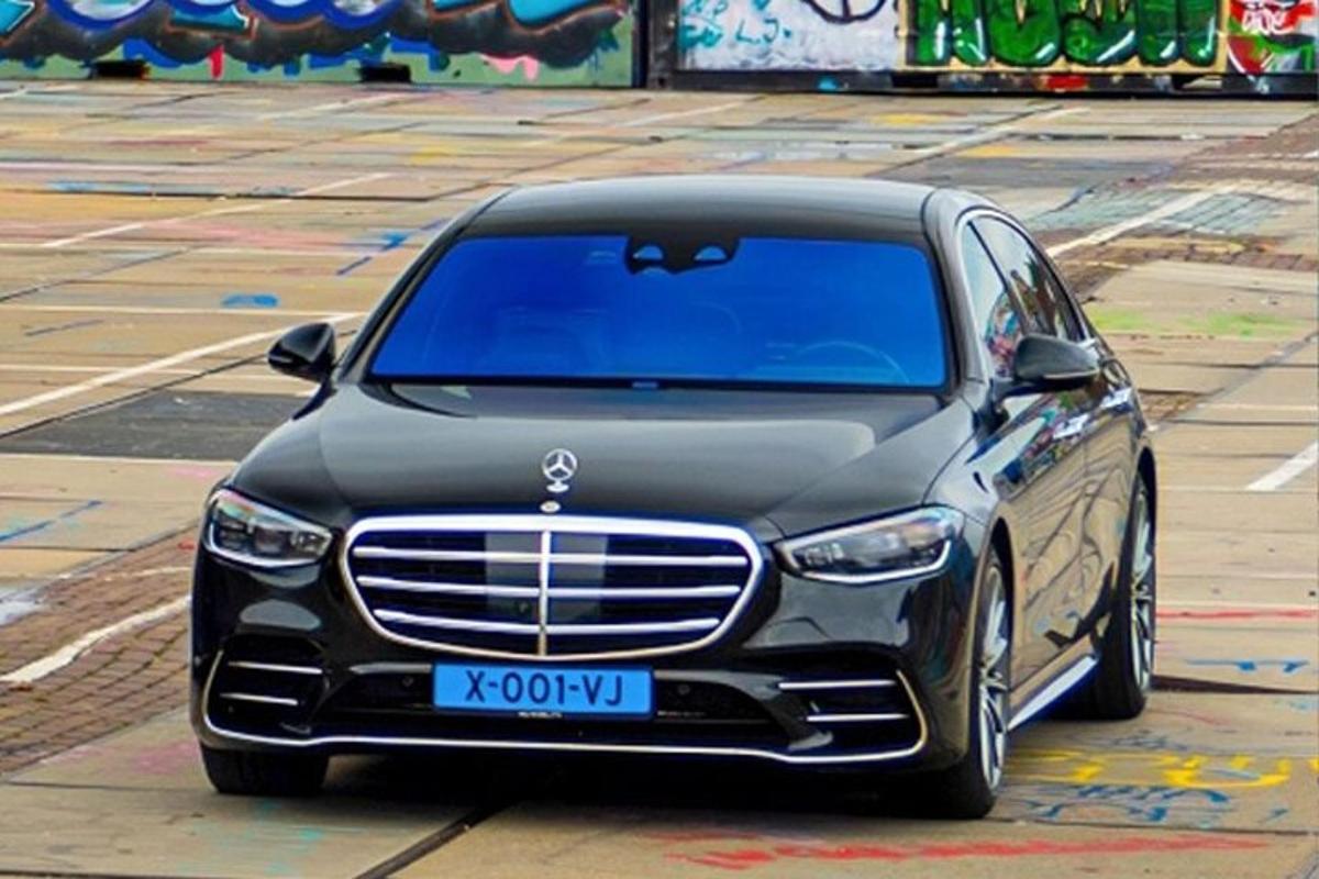 černé auto zaparkované na parkovišti