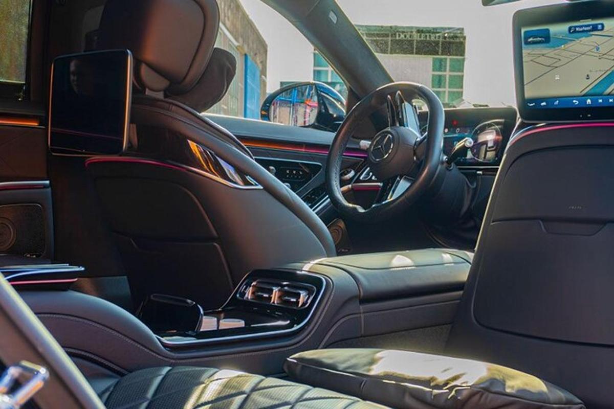 pohled na kokpit automobilu