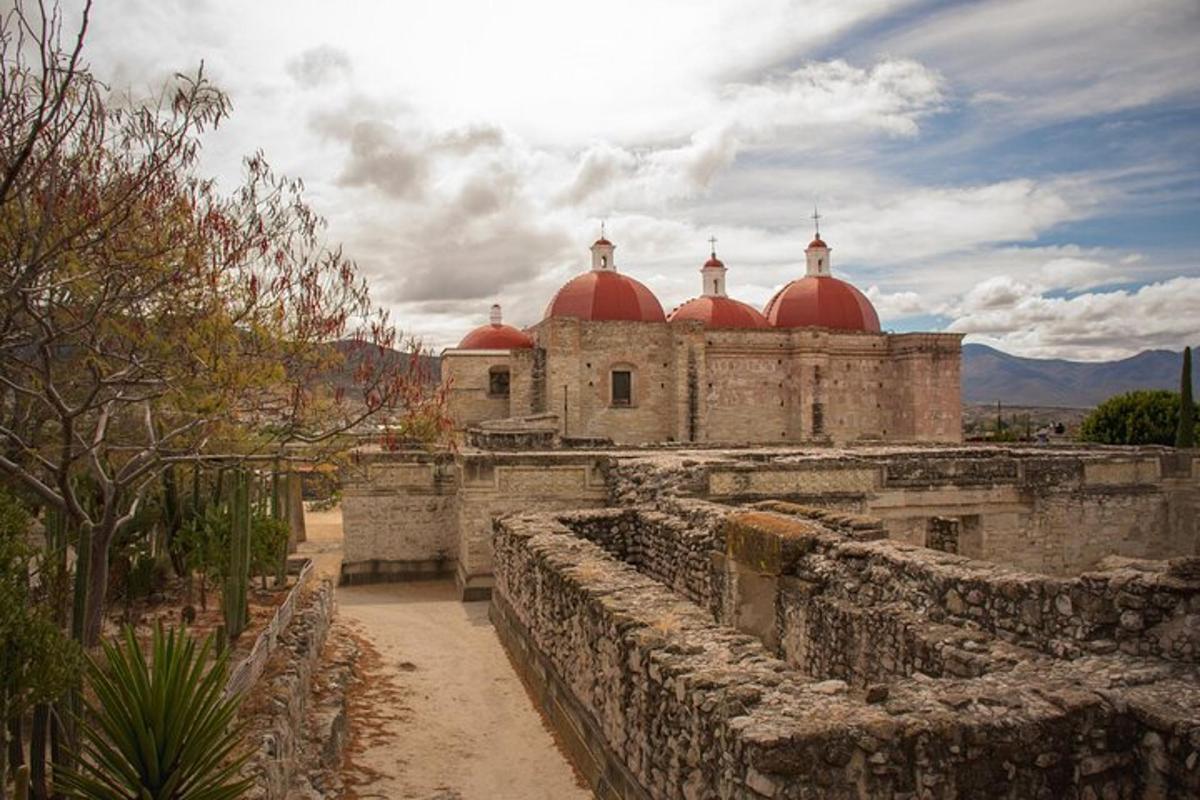 un edifici antic amb cúpules vermelles a sobre