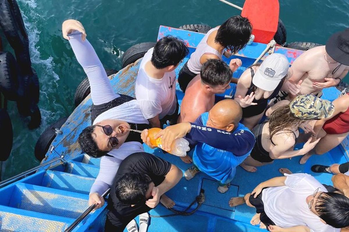 un gruppo di persone su una barca in acqua