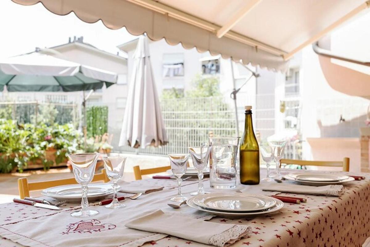 un tavolo con bicchieri e una bottiglia di vino