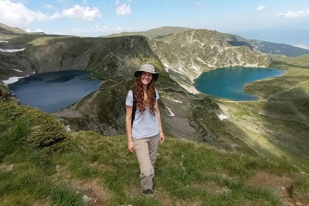 žena stojící na kopci se dvěma jezery
