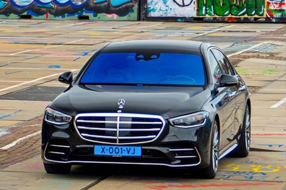 sebuah kereta hitam diletakkan di tempat letak kereta