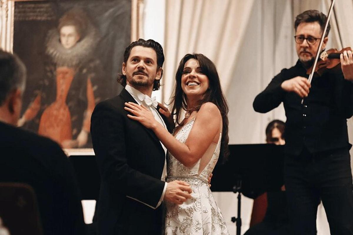 una núvia i un nuvi drets davant d'una orquestra