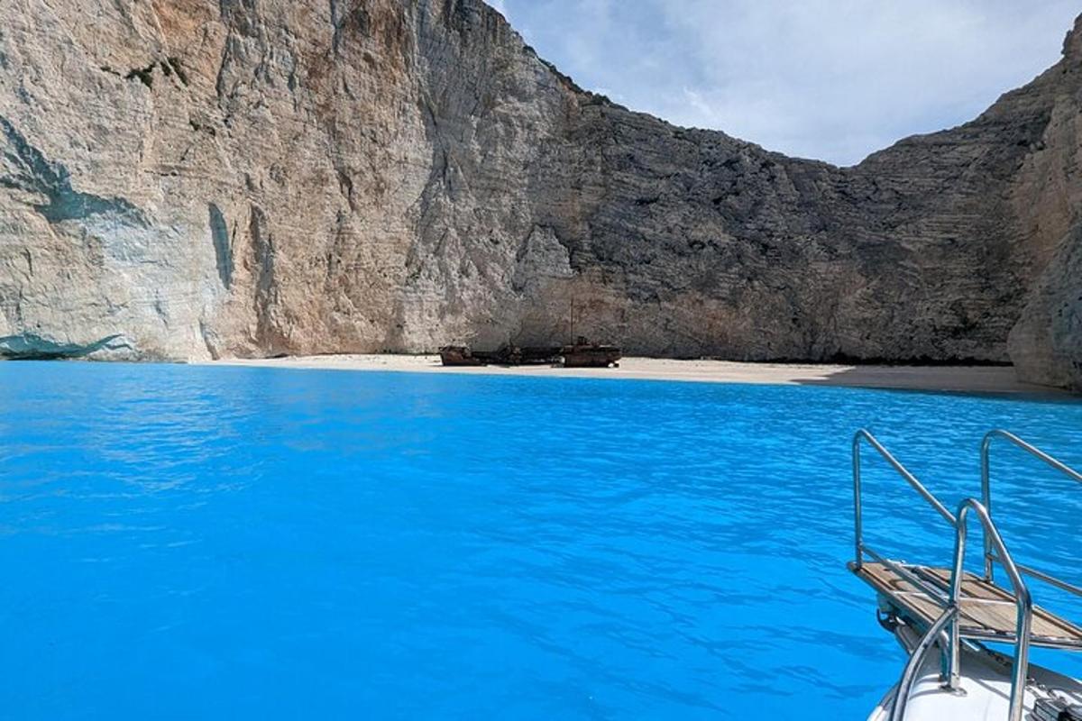 ビーチの隣の水に浮かぶボート