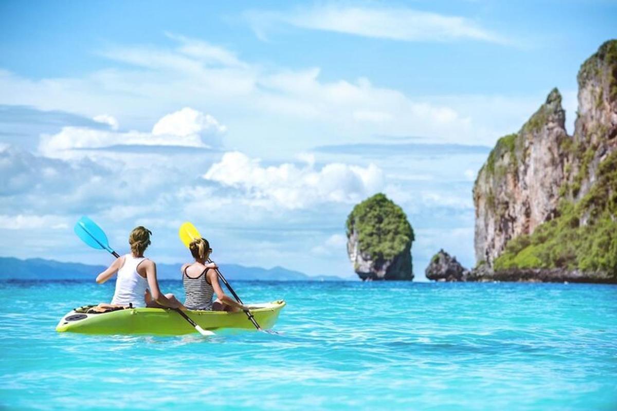 dua orang duduk di atas kayak di lautan
