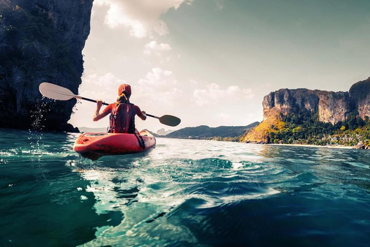 seseorang dalam kayak di atas badan air