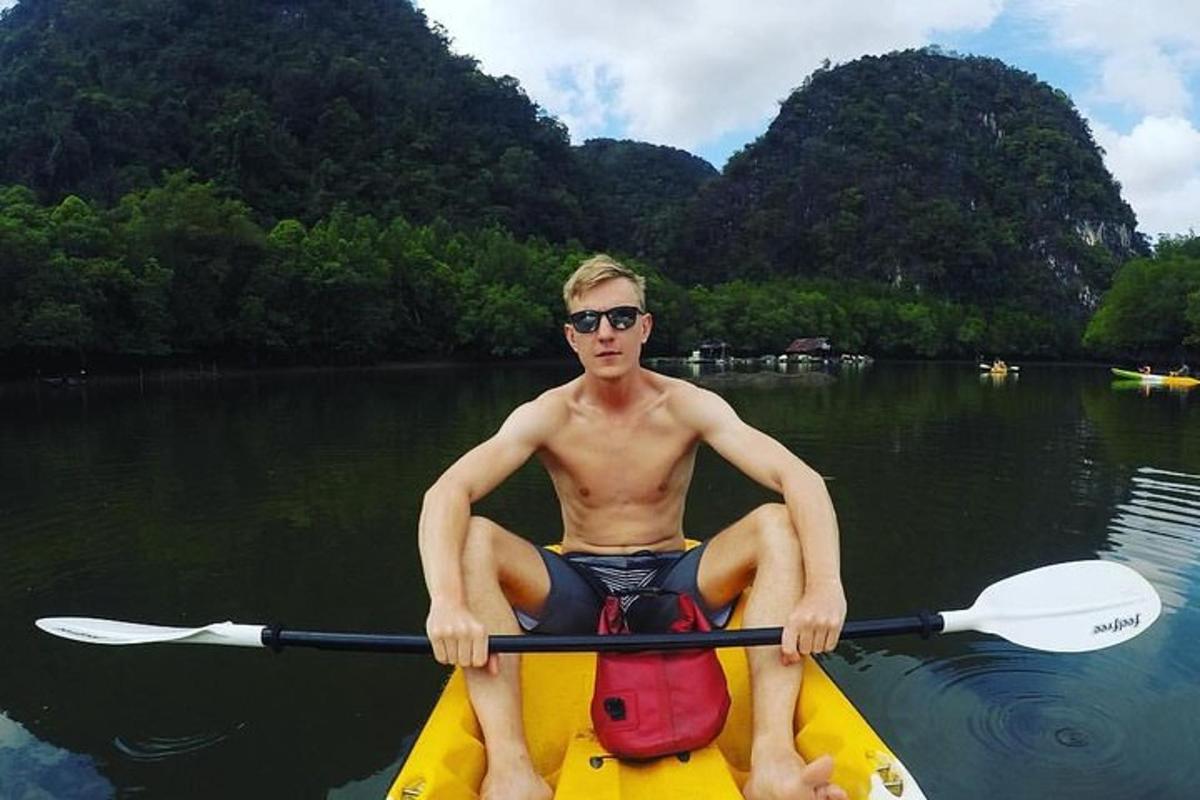 seorang lelaki duduk di atas kayak di dalam air