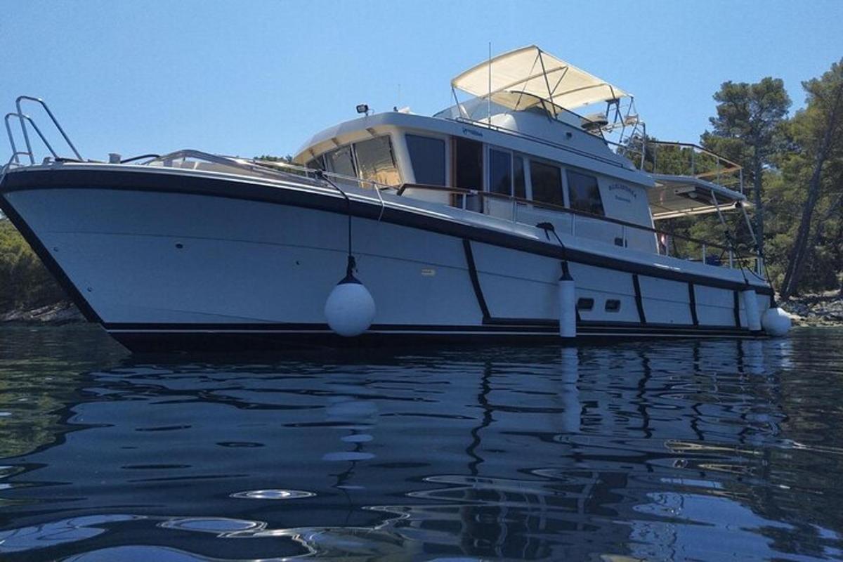 un barco blanco sentado en el agua