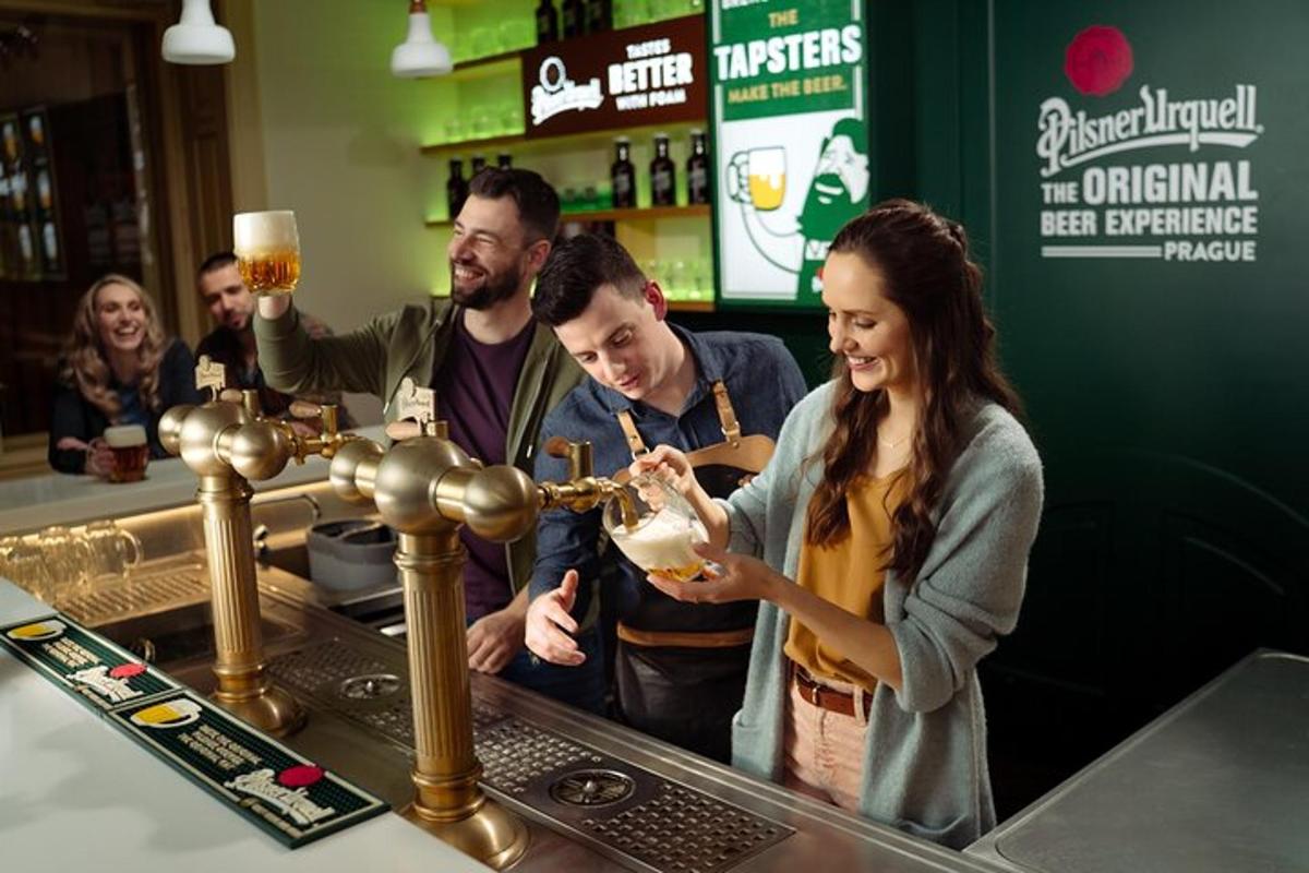 hópur fólks stendur við bar með barþjóni