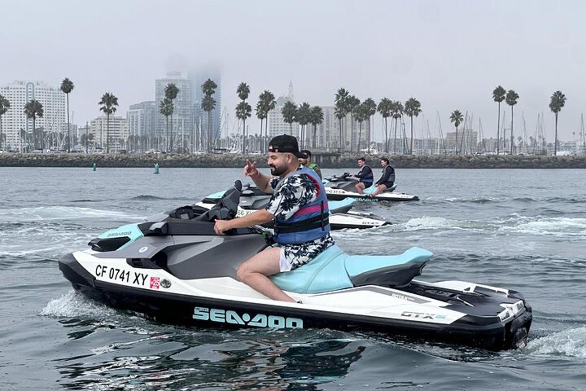egy férfi jetski-n ül a vízben