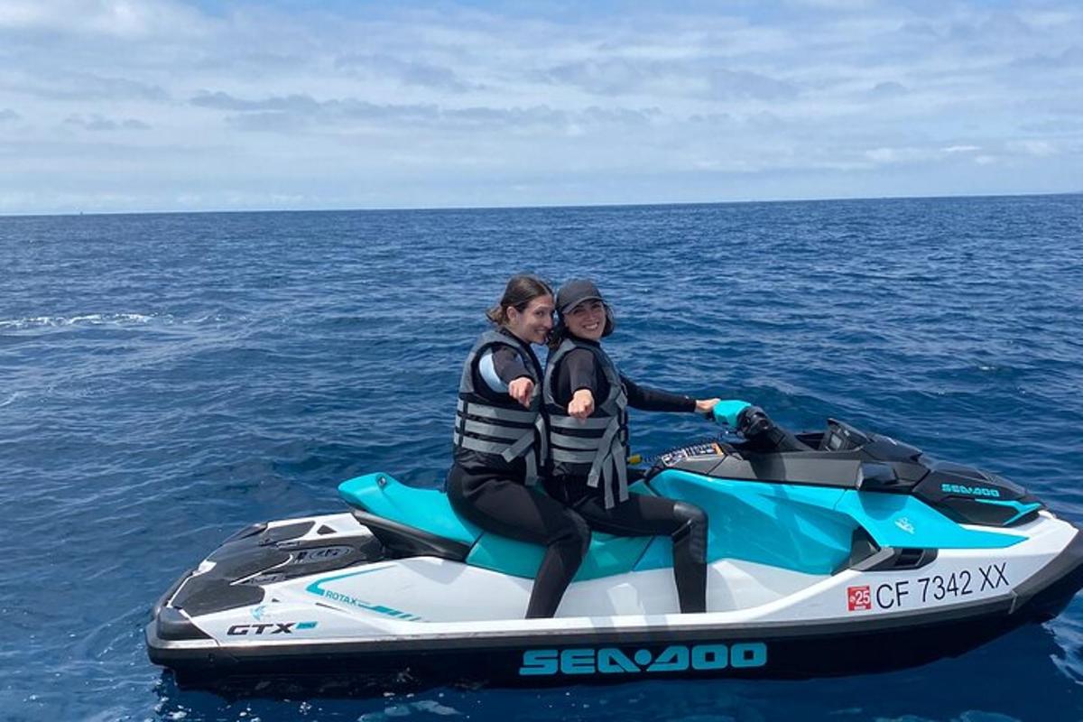 Két nő ül egy jetski-n a vízben