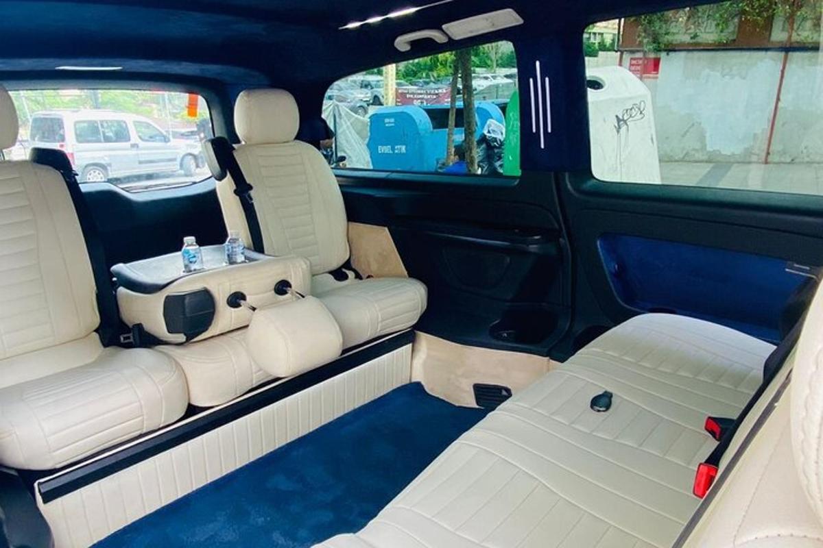 Un asiento trasero de una camioneta con asientos blancos.