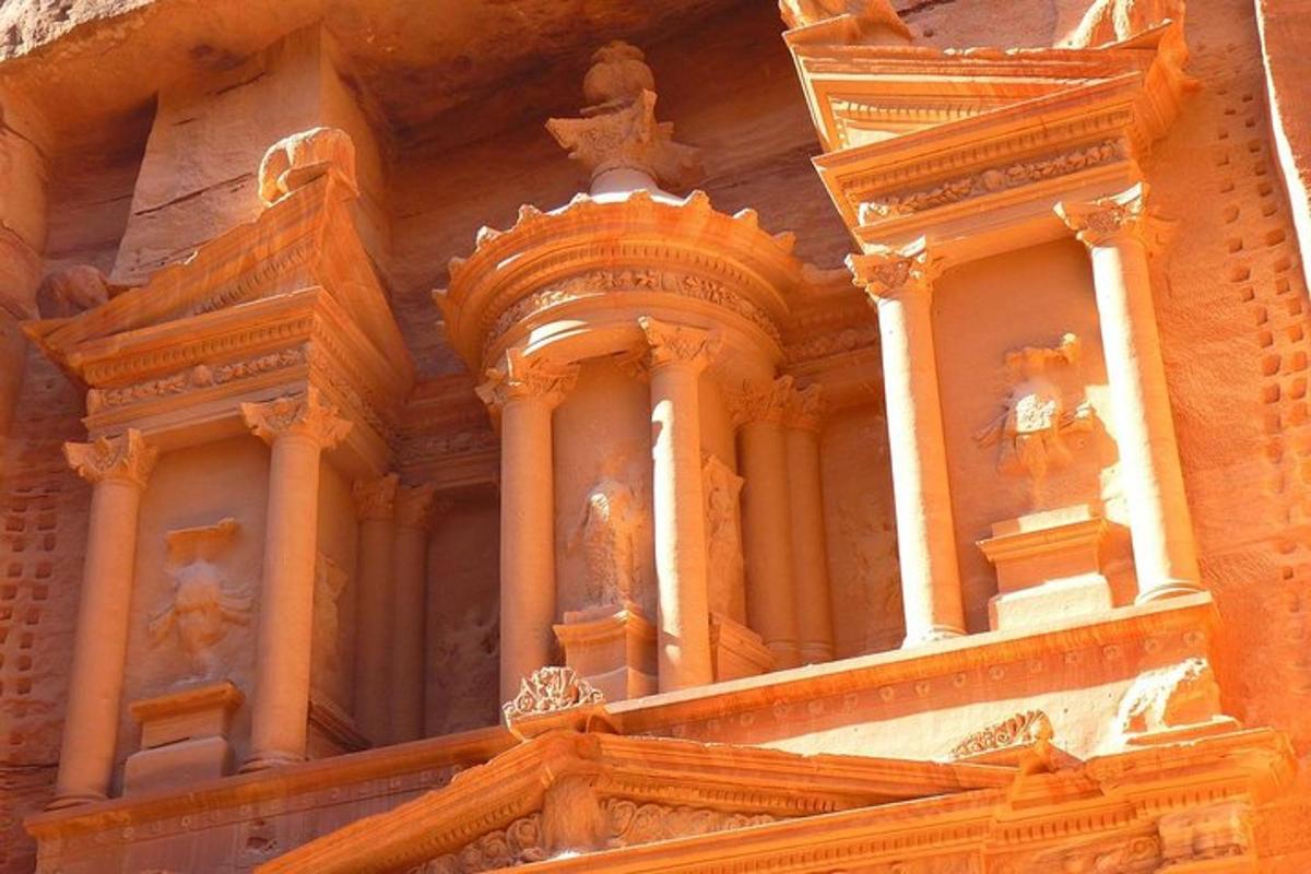 un edificio con colonne e dipinti su di esso