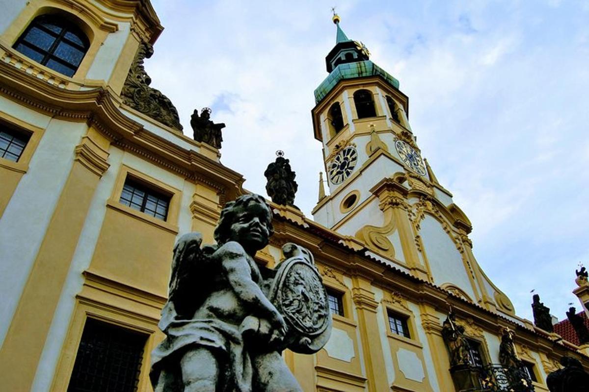 una statua di fronte a un edificio con una torre dell'orologio