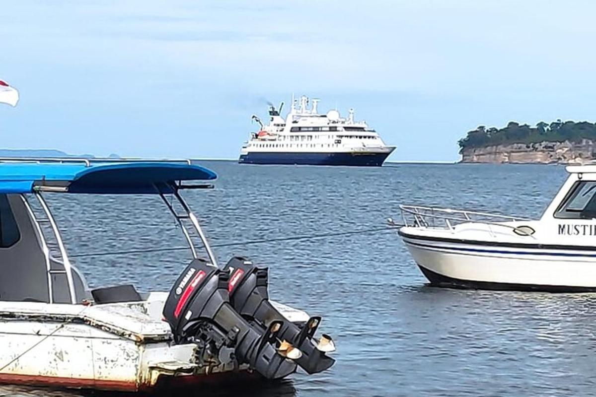 tveir bátar í vatni með tveimur skipum