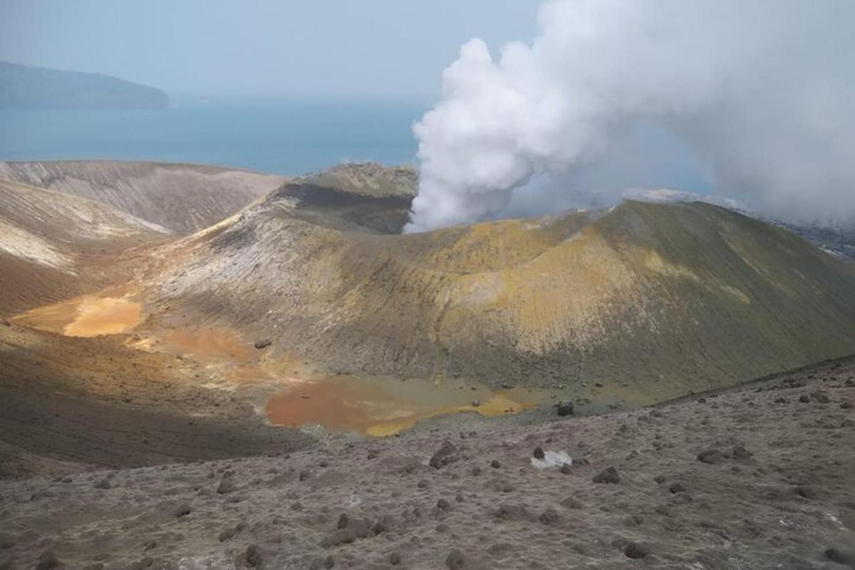 fjall með reyk sem kemur upp úr því