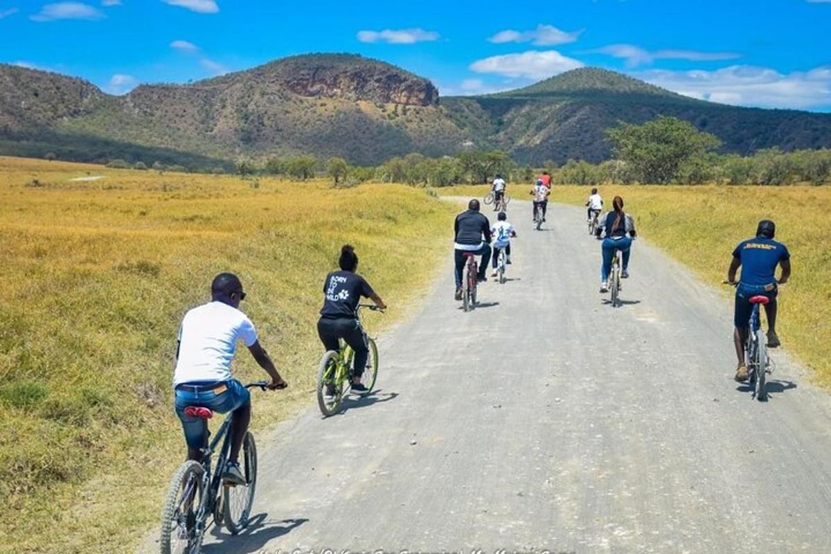 un grup de oameni care merg cu bicicleta pe un drum