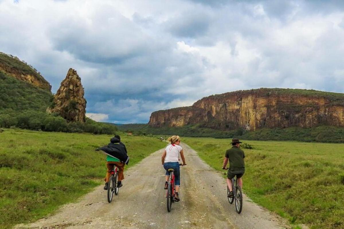 un grup de trei persoane care merg cu bicicleta pe un drum de pământ