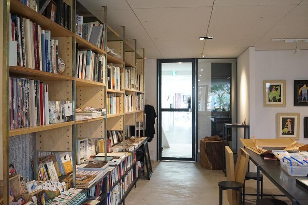 una biblioteca con molti scaffali pieni di libri