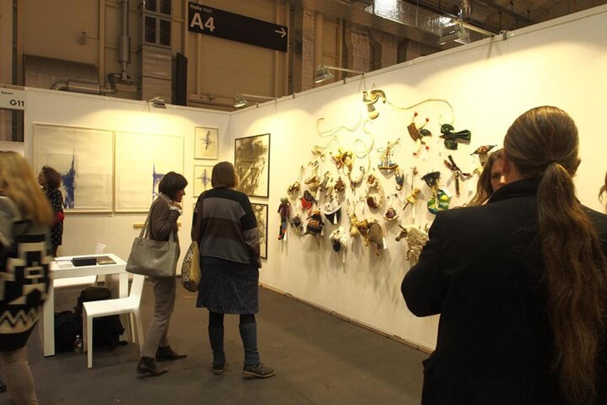un grup de persones mirant una exposició en un museu