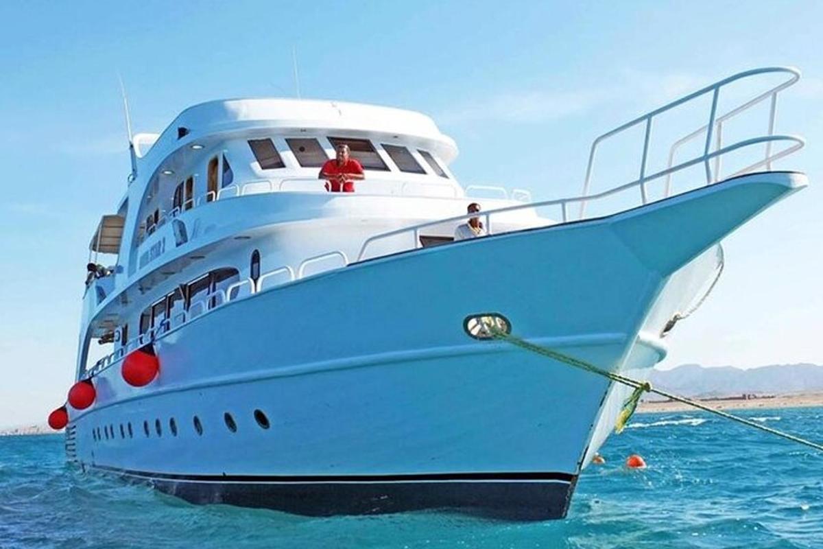 un barco azul y blanco en el agua