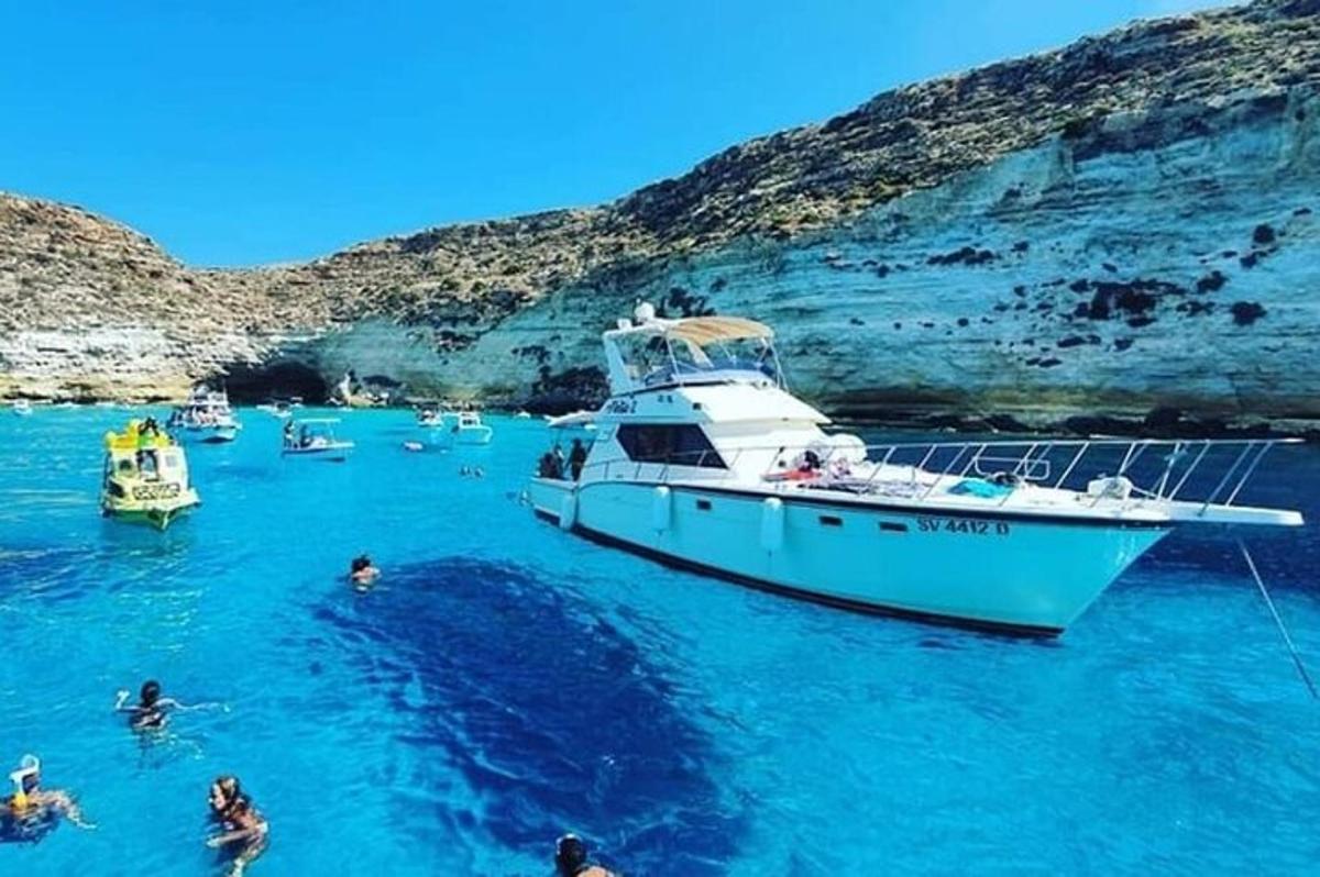 una barca bianca nell'acqua con delle persone a bordo