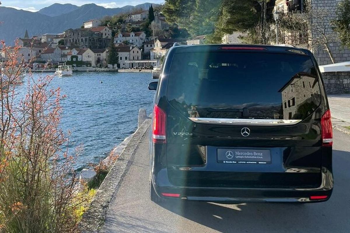 en grønn varebil parkert ved siden av et vann
