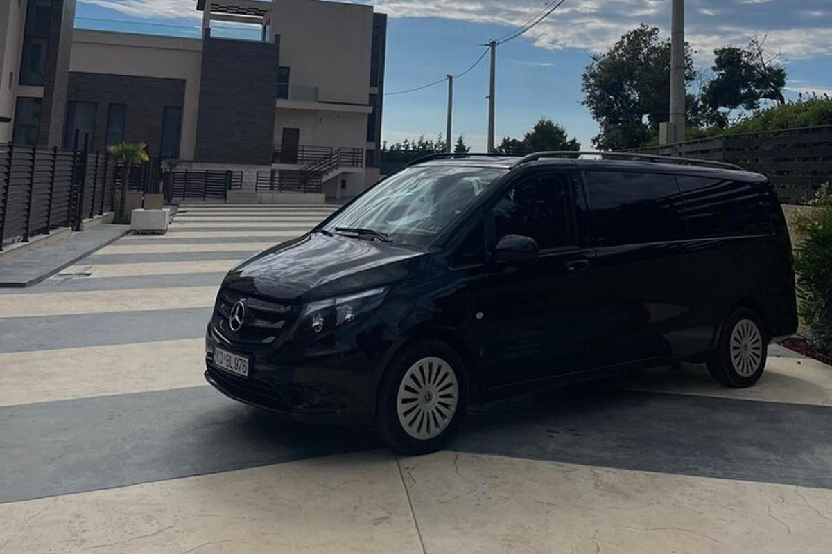 en svart varebil parkert på en parkeringsplass