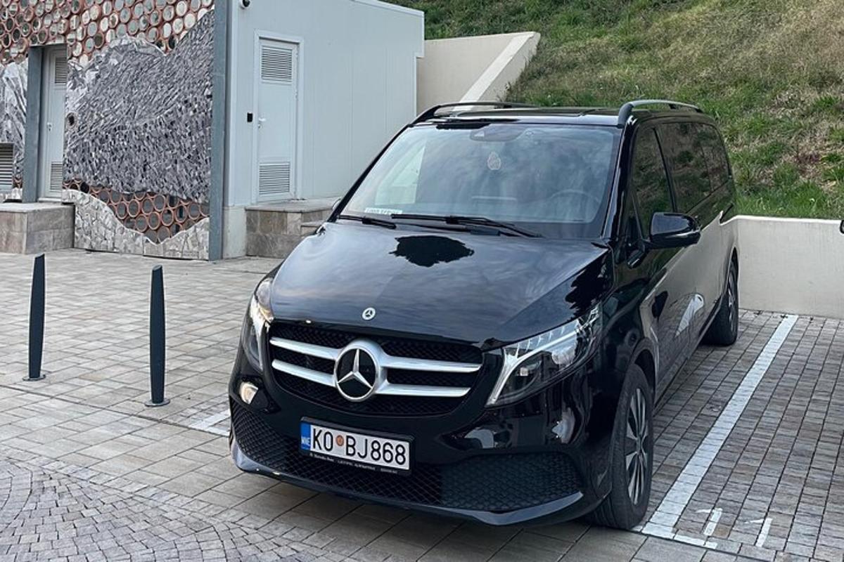 un'auto nera parcheggiata in un parcheggio