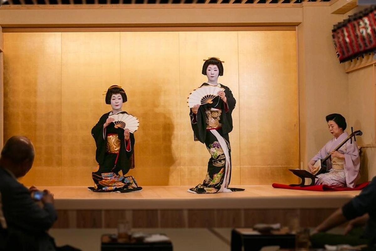 Tři japonští muži v kimonech na pódiu
