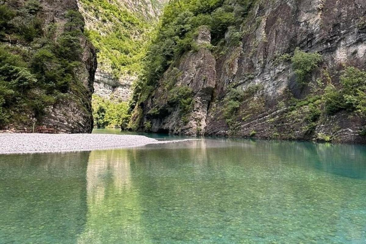 vodní plocha vedle skalnaté hory