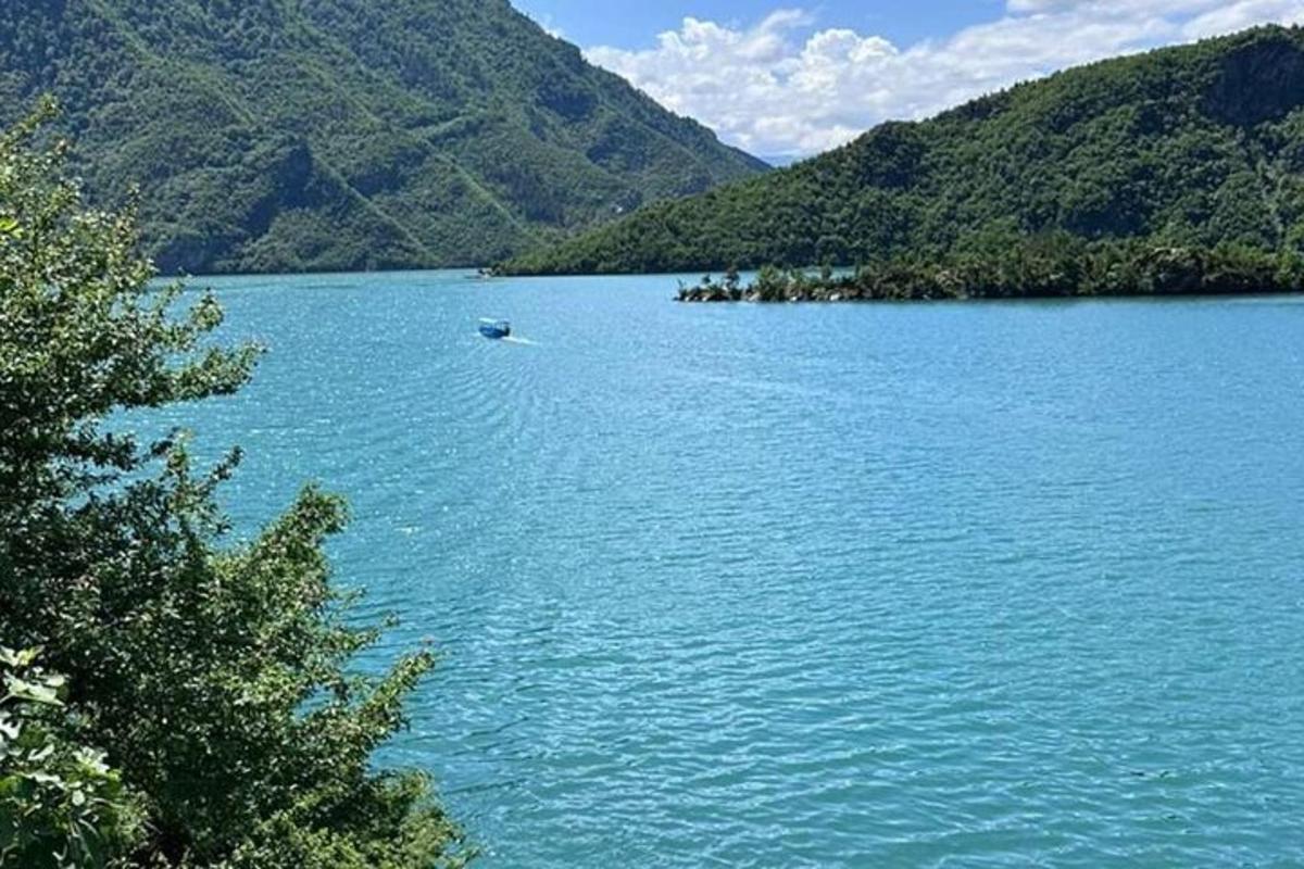 jezero s lodí uprostřed hory