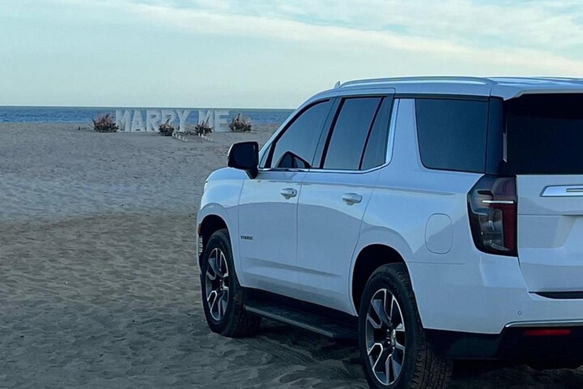 un SUV alb parcat pe plajă