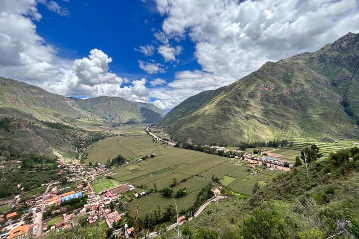 pohled na vesnici v horském údolí