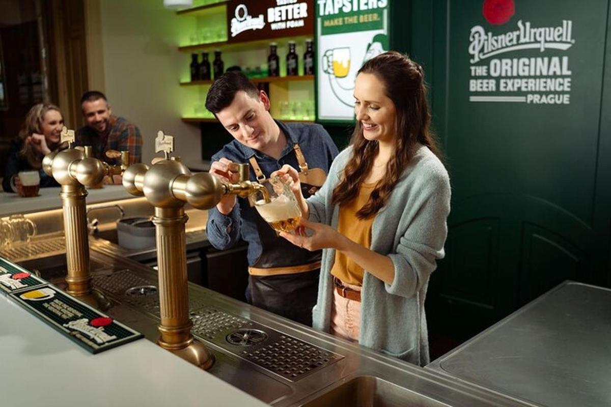karl og kona standa við bar