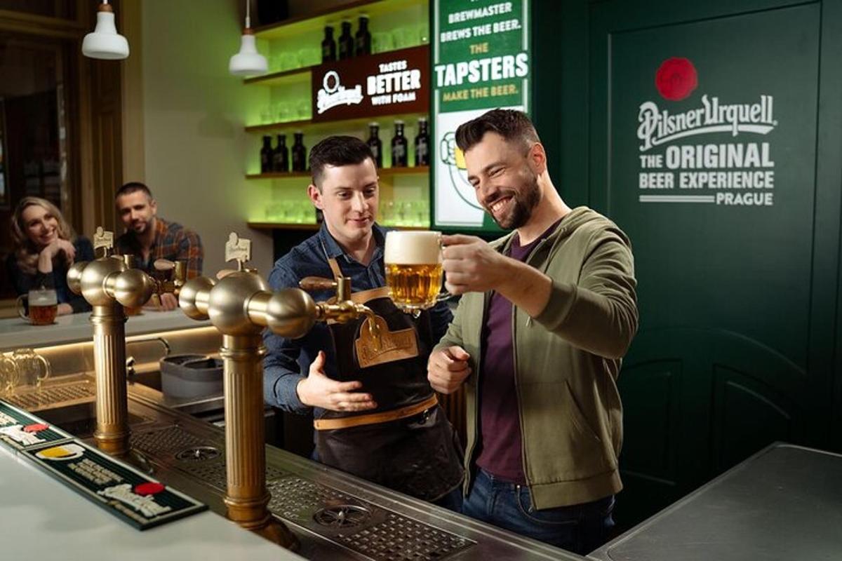 Tveir menn standa á bar með bjórbolla