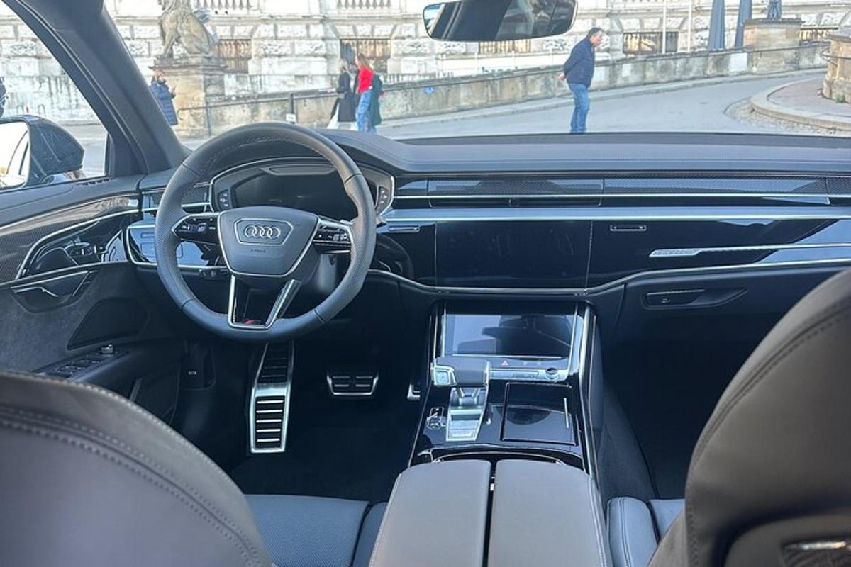 una vista dell'abitacolo di un'auto Audi